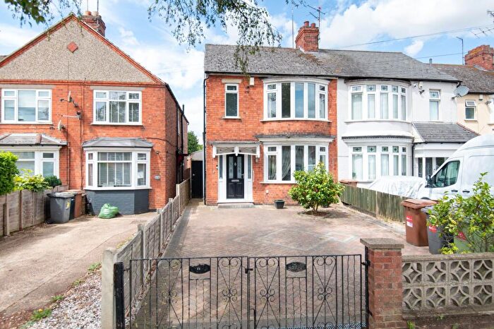 3 Bedroom Semi-Detached House For Sale In Eastfield Road, Wellingborough, NN8