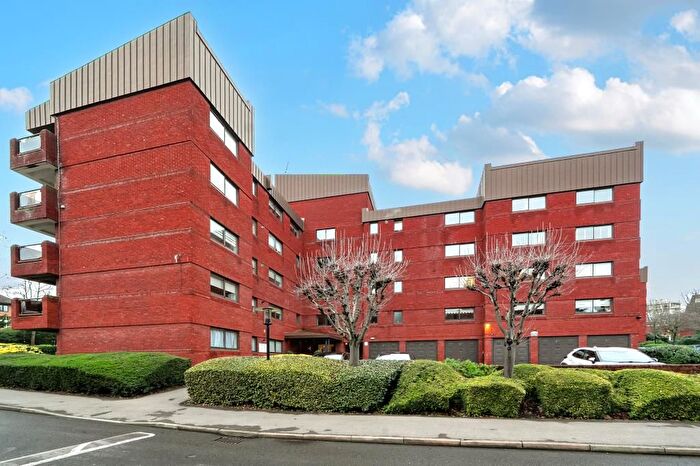 2 Bedroom Flat For Sale In Spencer Close, Finchley, N3