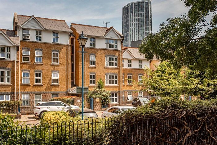 1 Bedroom Flat For Sale In Baldock Street, Bow, E3