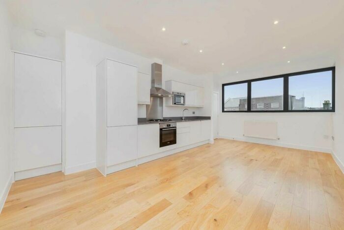 2 Bedroom Flat To Rent In Stanhope Road, London, N12