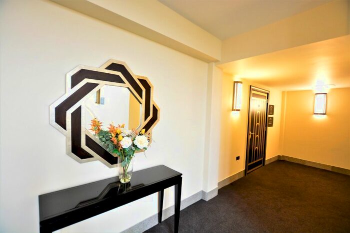 2 Bedroom Flat To Rent In Longridge Avenue, Saltdean BN2