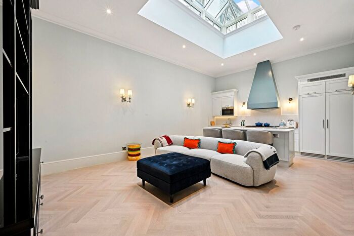 3 Bedroom Flat To Rent In Cadogan Square, London, SW1X
