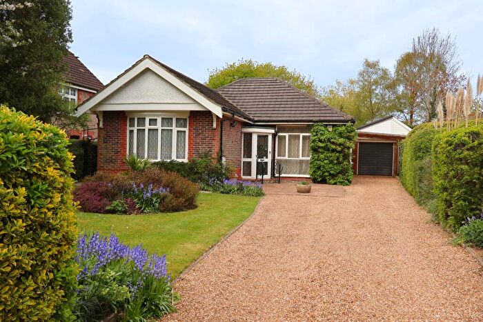 4 Bedroom Chalet For Sale In Portsmouth Road, Horndean, PO8