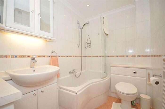 1 Bedroom Studio To Rent In Richmond Crescent, Staines-Upon-Thames, TW18