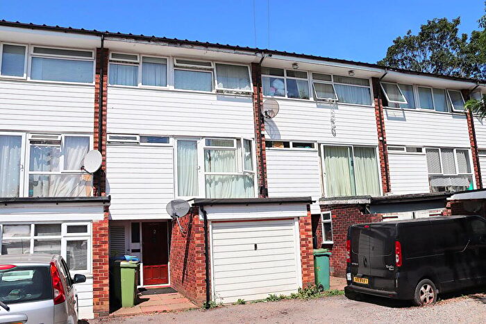 3 Bedroom Terraced House For Sale In Cross Street, Farnborough, GU14