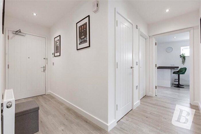 2 Bedroom Apartment For Sale In Upminster Road, Upminster, RM14