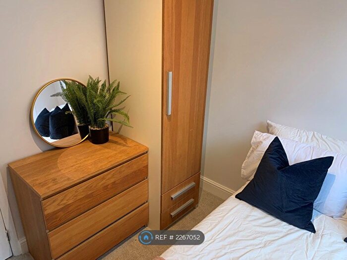 3 Bedroom Flat To Rent In Revelstoke Road, London, SW18