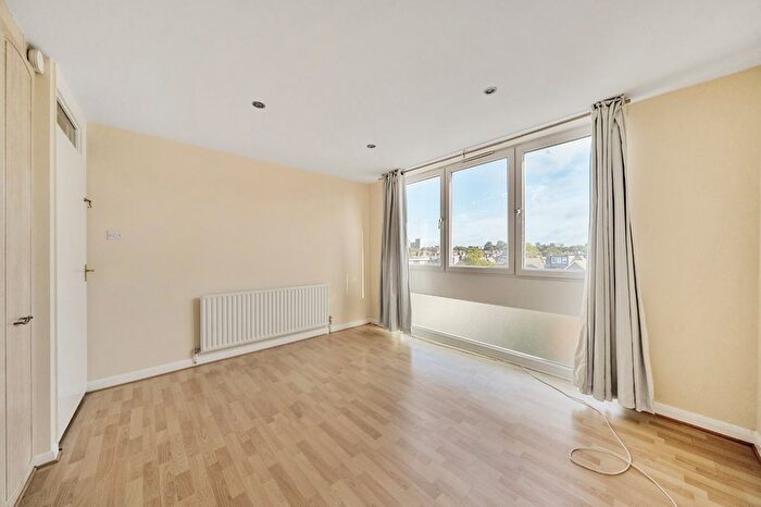 2 Bedroom Flat For Sale In Kent Road, Richmond, TW9