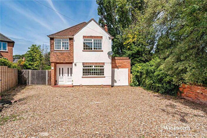 3 Bedroom Detached House For Sale In Cedar Close, Bagshot, Surrey, GU19