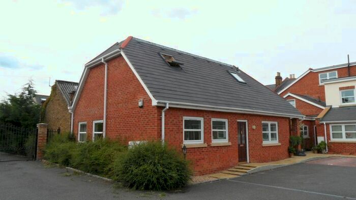 2 Bedroom Flat To Rent In Hidden Close, West Molesey, KT8