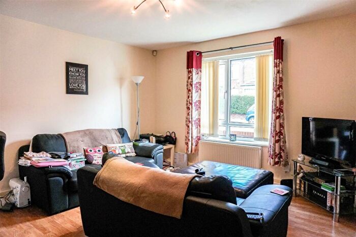 1 Bedroom Apartment To Rent In Headingley Ave, Leeds, LS6