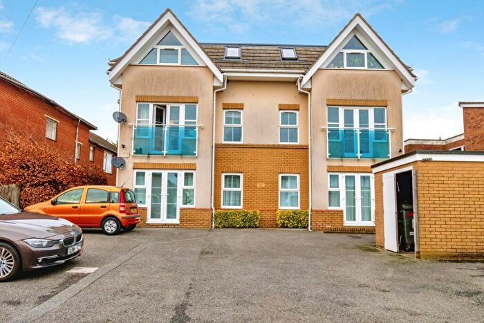 2 Bedroom Flat For Sale In Millbrook Road East, Southampton, Hampshire, SO15
