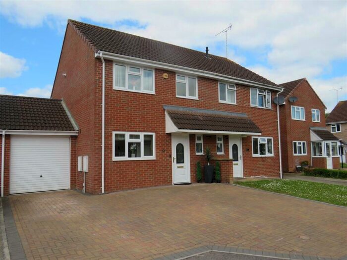 3 Bedroom Semi-Detached House For Sale In Willow Drive, Durrington, Salisbury, SP4