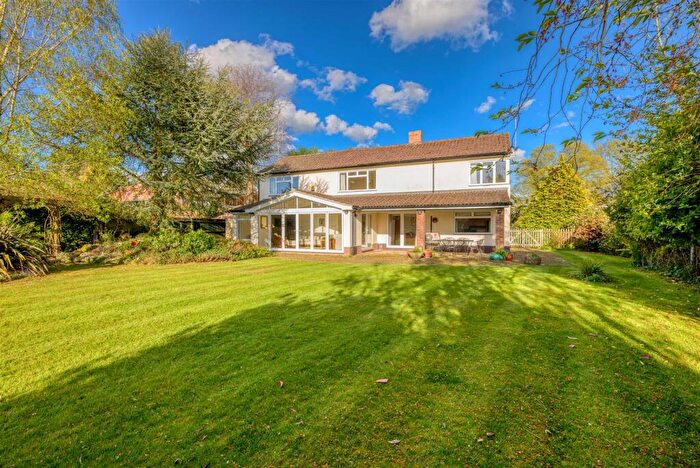 4 Bedroom Detached House For Sale In Tanners Lane, Chalkhouse Green, RG4