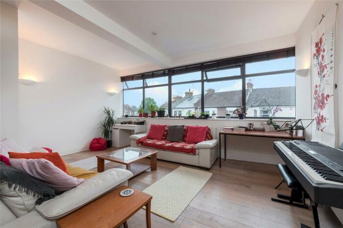 4 Bedroom Flat To Rent In Villiers Road, Willesden Green, London, NW2