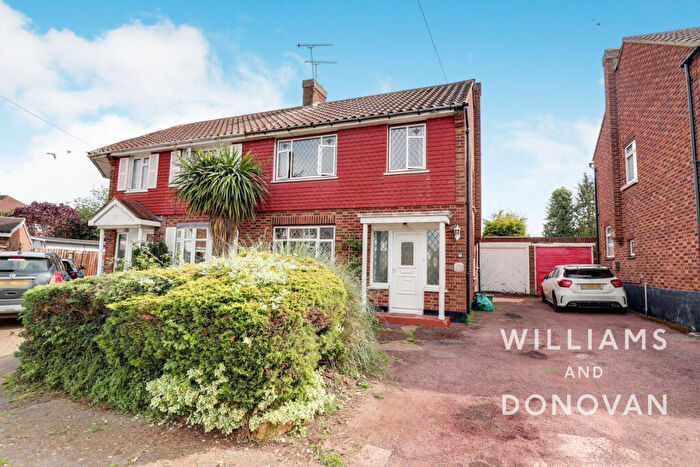 3 Bedroom Semi-Detached House For Sale In Oakwood Close, South Benfleet, SS7