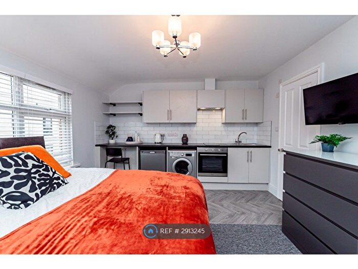 Studio To Rent In London Road, Reading, RG1