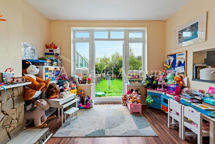 3 Bedroom Semi-Detached House To Rent In Durnsford Road, Bounds Green, London, N11