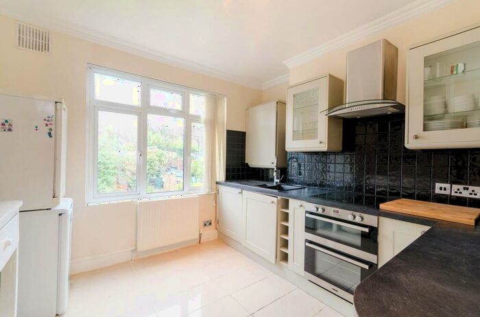 3 Bedroom Flat To Rent In Albert Road, South Norwood, London, SE25