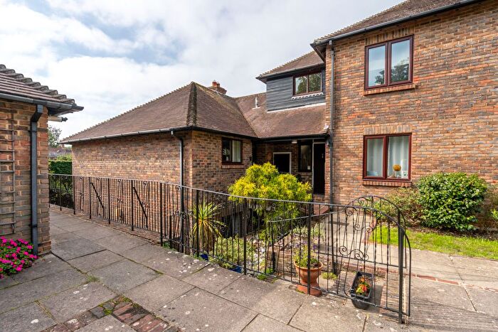 2 Bedroom Flat For Sale In Plainwood Close, Summersdale, Chichester, PO19