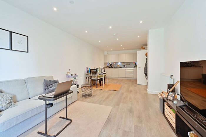 1 Bedroom Flat To Rent In Nightingale House, Bushey, South Oxhey, WD19