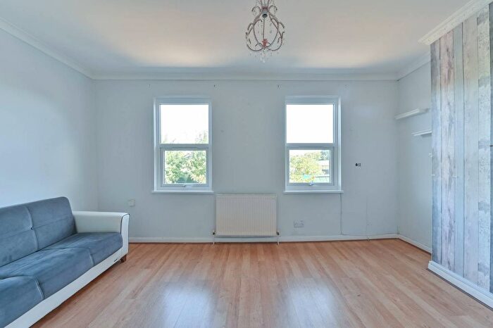 2 Bedroom Flat To Rent In Underhill Road, East Dulwich, London, SE22