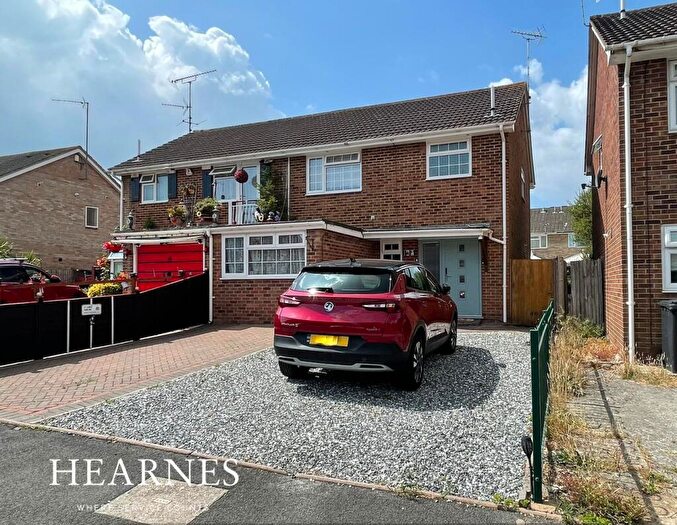 3 Bedroom Semi-Detached House For Sale In Hewitt Road, Hamworthy, Poole, BH15
