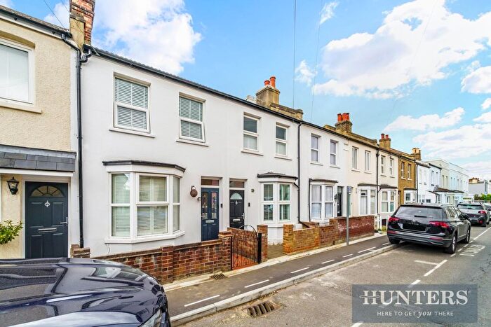 2 Bedroom Terraced House For Sale In Longfellow Road, Worcester Park, KT4