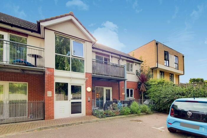 2 Bedroom Flat To Rent In Symons Close, Nunhead, London, SE15