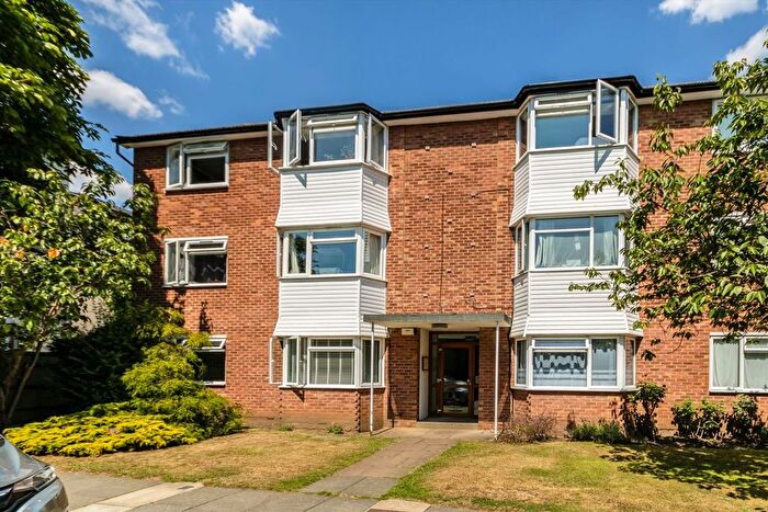 2 Bedroom Flat To Rent In Kingswood Close, Surbiton, KT6
