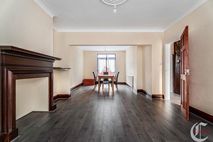 3 Bedroom Flat To Rent In Branksome Avenue, Edmonton, N18