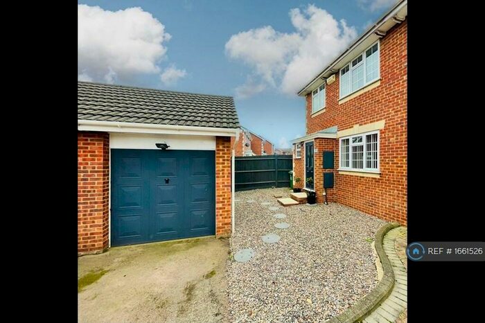 3 Bedroom Semi-Detached House To Rent In Fosse Close, Gloucester, GL4