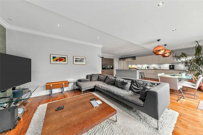 3 Bedroom Flat To Rent In Tudor House, Kings Road, TW10