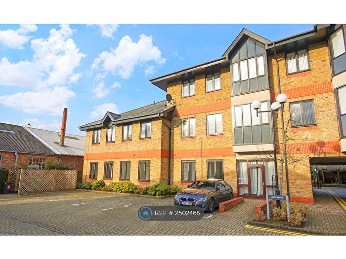 1 Bedroom Flat To Rent In Hanworth Lane, Chertsey, KT16