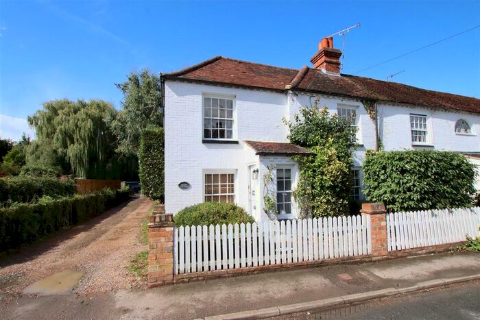 3 Bedroom End Of Terrace House For Sale In The Street, Shurlock Row, Reading, RG10