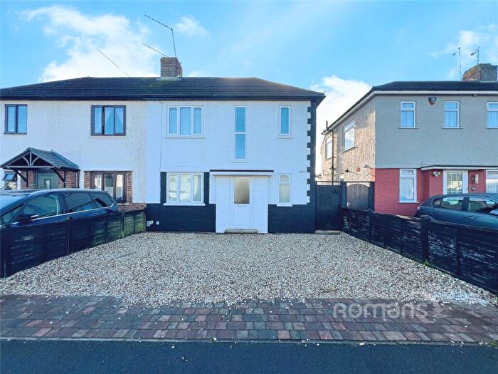3 Bedroom Semi Detached House For Sale In Roberts Road, Aldershot, Hampshire, GU12