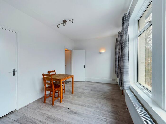 3 Bedroom Flat To Rent In East End Road, East Finchley N2