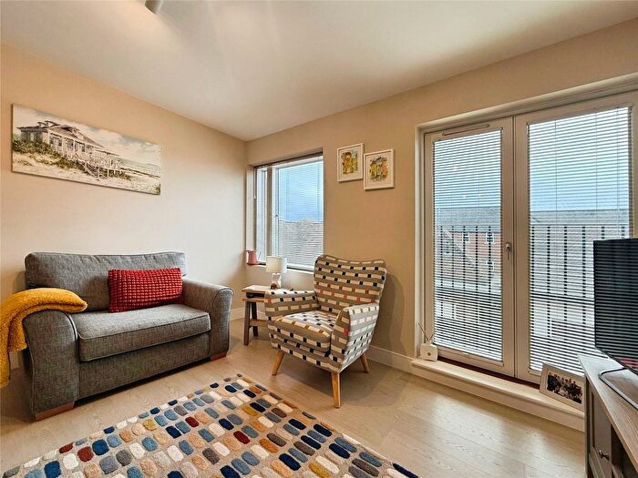 1 Bedroom Flat For Sale In High Street, Crowthorne, Berkshire, RG45