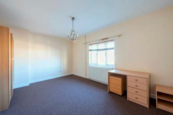 1 Bedroom Flat To Rent In Cannon Hill Lane, Morden, SW20