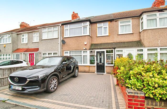 4 Bedroom Terraced House For Sale In Faircross Avenue, Romford, RM5