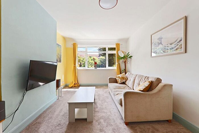 2 Bedroom Maisonette For Sale In Meadowview Road, London, SE6