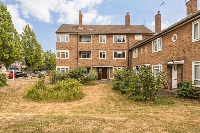 2 Bedroom Flat To Rent In Chesterfield Road, Chiswick, W4