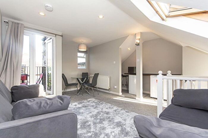 3 Bedroom Flat To Rent In Broomwood Road, Battersea, SW11