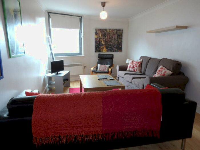 2 Bedroom Apartment To Rent In Broadway Plaza, B16