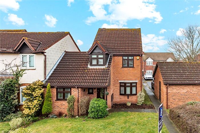 3 Bedroom Link Detached House For Sale In St. Leonards Way, Hornchurch, RM11