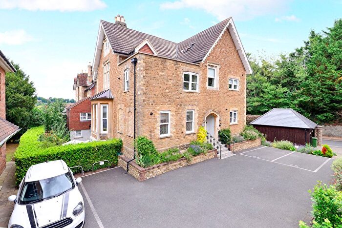 2 Bedroom Flat For Sale In Croft Road, Godalming, Surrey, GU7