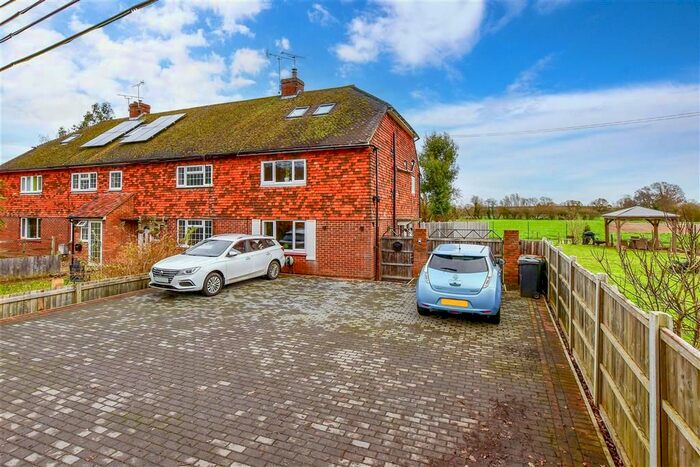 4 Bedroom End Of Terrace House For Sale In Cranbrook Road, Staplehurst, Kent, TN12