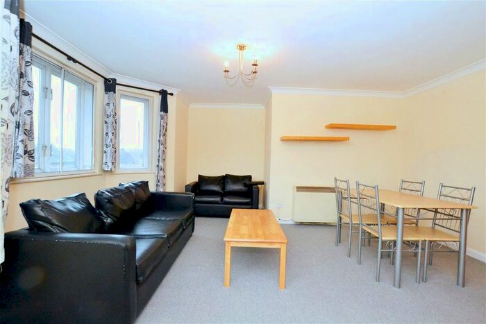 2 Bedroom Flat To Rent In Hanworth Road, Hounslow, TW3