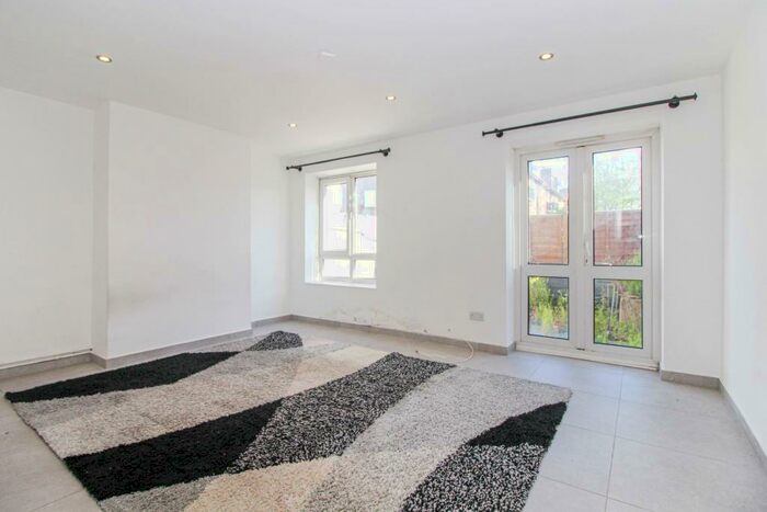 3 Bedroom Maisonette To Rent In Thorogood Gardens, Stratford/Maryland, E15