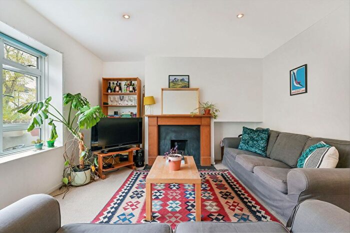 3 Bedroom Flat For Sale In St. Albans Villas, London, NW5